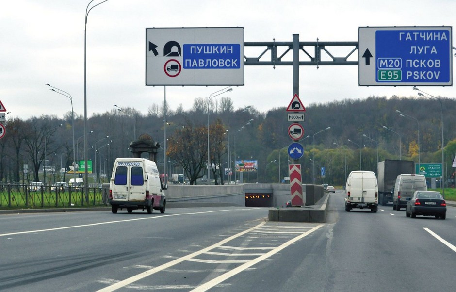 Временные знаки дорожного движения на трассе Санкт-Петербург – Псков